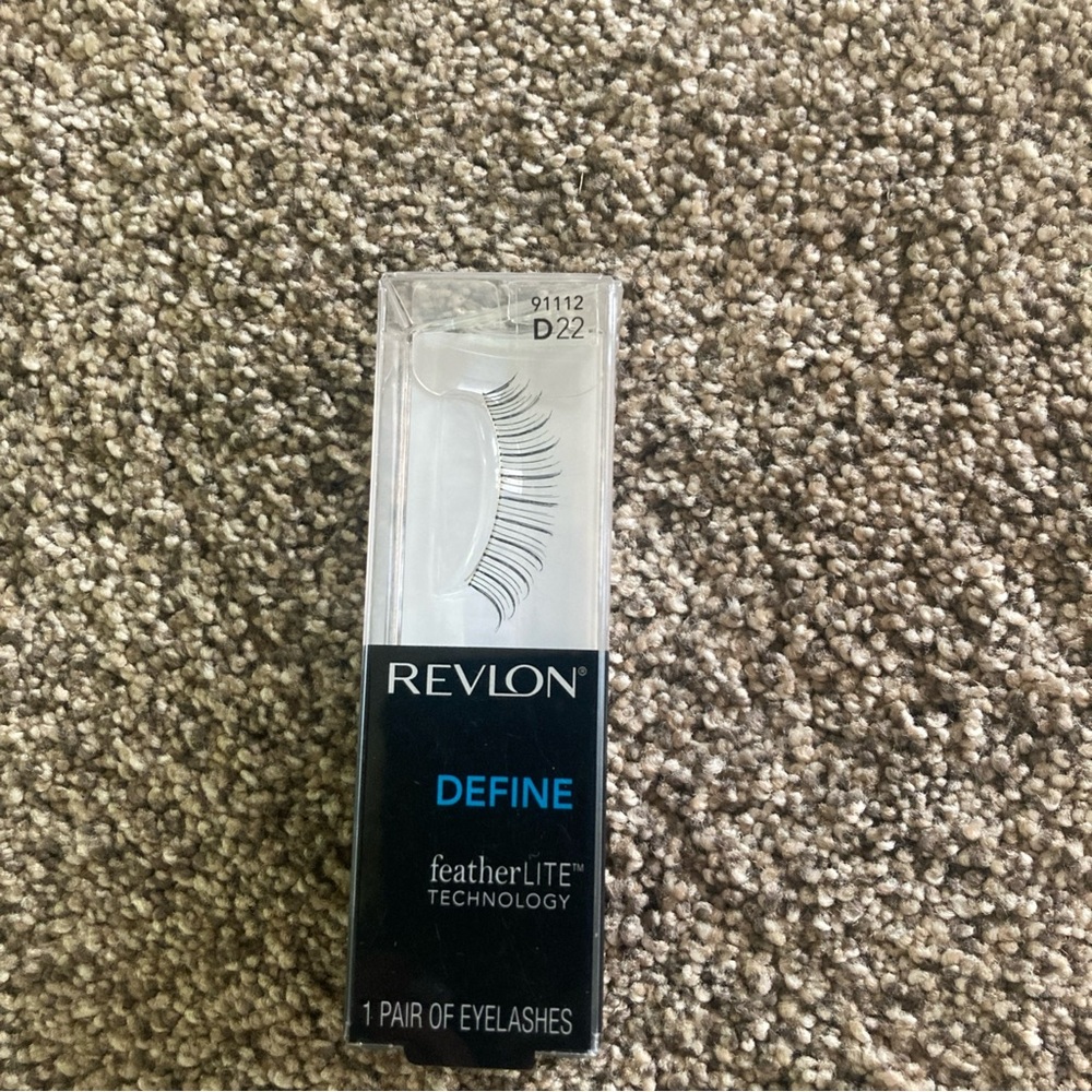 Revlon DEFINE Eyelashes featherLITE Technology (1 pair per box) 91112 D22  NIB